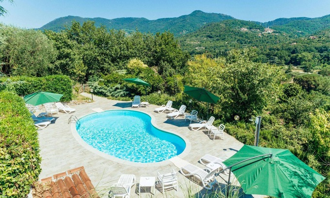 Garlenda Apartment | Lavanda Apartment with Mountain View, Terrace, Shared Pool and Wi-Fi