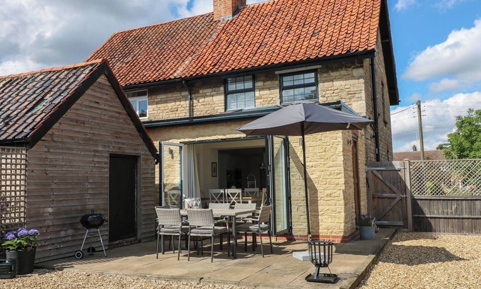 Castle Bytham Cottage | LAVENDER COTTAGE, pet friendly, character holiday cottage in Stamford