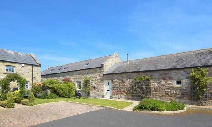 North Sunderland Cottage | LAVENDER COTTAGE (VILLAGE FARM), pet friendly in Seahouses