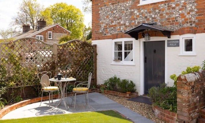 Alresford Villa | Lavender Folly - Cosy Accommodation Alresford