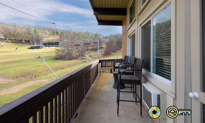 Mount Jackson Condo | Lavender Lodge (#237) On ski slope | Triple-decker bunk beds!