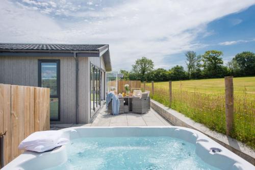 Lifton House | Lavender Lodge, 8 Roadford Lake Lodges