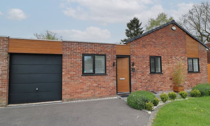Edwinstowe House | LAVENDER LODGE, family friendly, with a garden in Coalville
