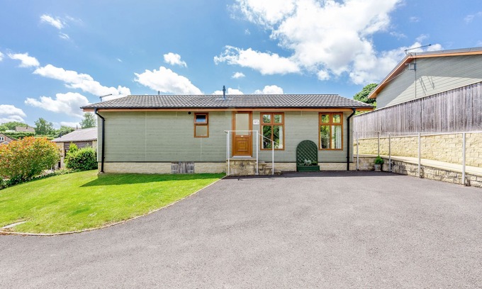 Charlton Horethorne Cottage | LAVENDER LODGE, pet friendly, with a garden in Charlton Horethorne