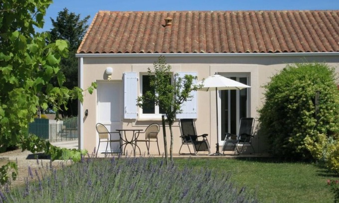 Etaules House | Lavender View is a cosy cottage for 2 with far reaching views