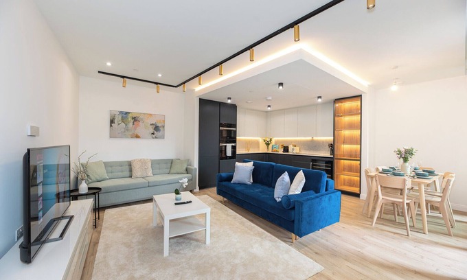 Bunhill Apartment | Lavish 2BDR Flat w/Private Balcony Lift and Fast Wifi in Clerkenwell Barbican