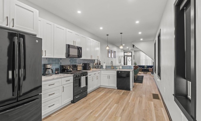 Girard Estates House | Lavish Family Friendly Retreat w/Pool Table & 85" TV