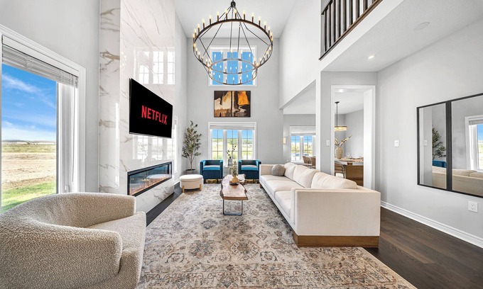 Hamilton House | Lavish Home on Hamilton Mountain- King Bed