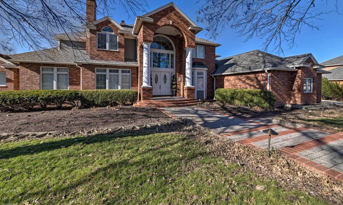 Carbondale House | Lavish Lakefront Retreat w/ Deck & Fire Pit!