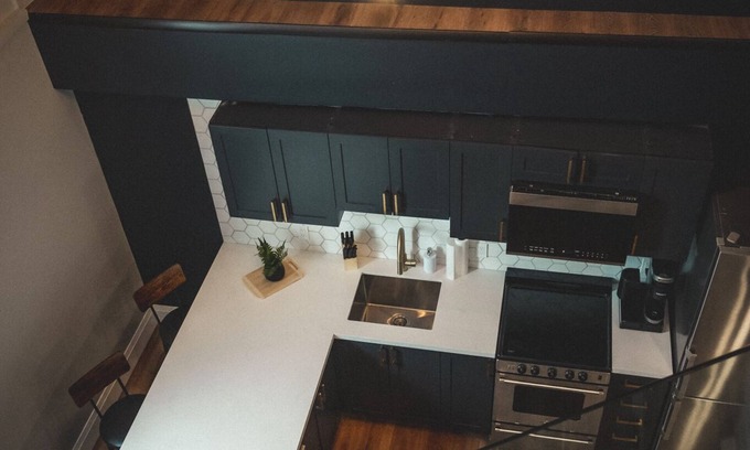 Barrie Apartment | Lavish Loft | King Bed | 75” TV