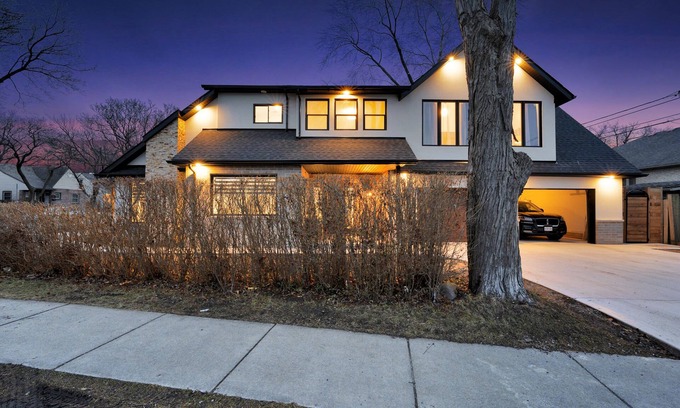 Riverside House | Lavish Mansion: Jacuzzi Suite, Elegant Interior