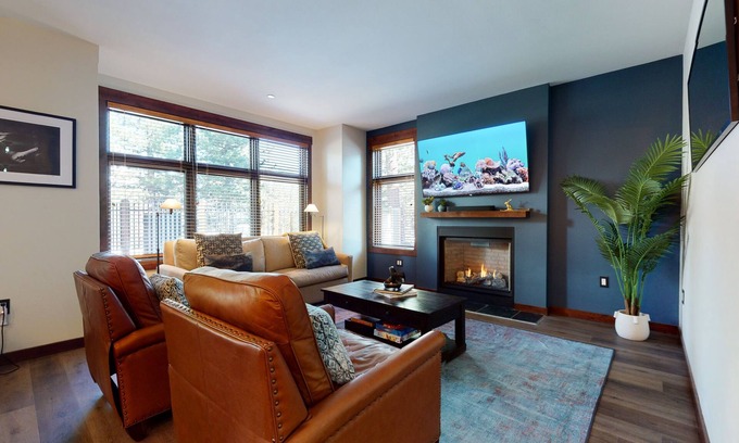 Mammoth Lakes Condo | Lavish Modern Home Near Eagle Lodge, W/D, Covered Parking, On-Site Hot Tub