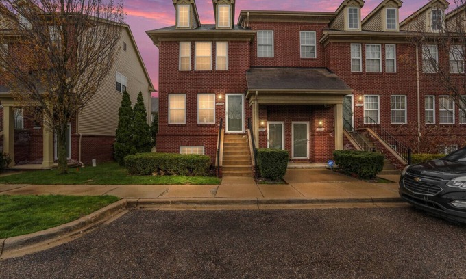 Southfield Condo | Lavish Nest/KingBed/Min to Ascension Hospital