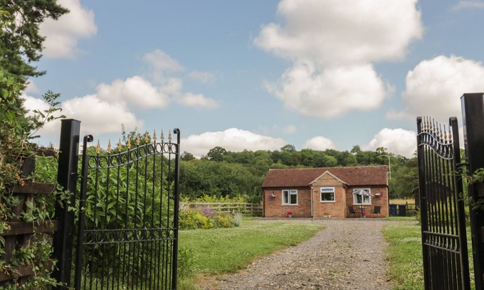 Ashleworth Cottage | LAWN LODGE, pet friendly, with a garden in Ashleworth