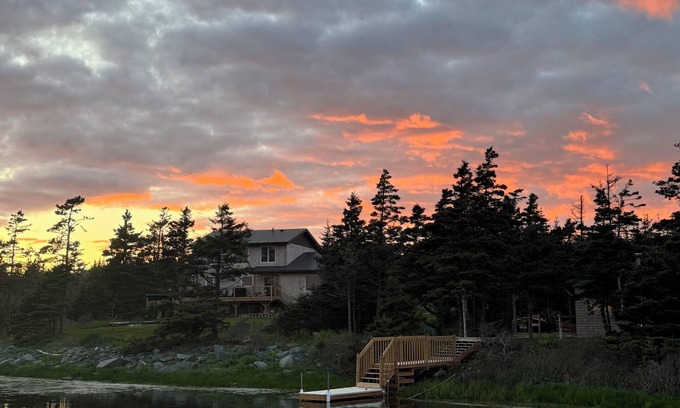Three Fathom Harbour Ski Chalet | Lawrencetown Beach House with Hot Tub & Sauna