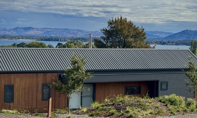 Bethanga Cabin | Lawson Lux Lodge Bethanga - Luxury two bedroom barn-style lodge
