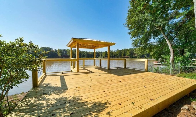 Lilburn House | LAY Back in the Lake House