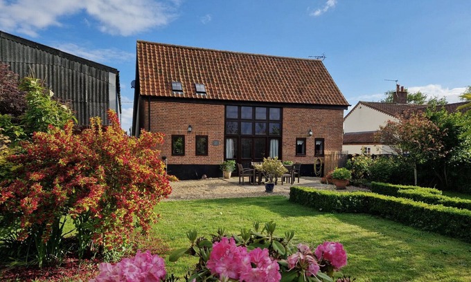 Attleborough House | Lays Barn - Three Bedroom House, Sleeps 6
