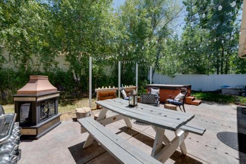 Layton House | Layton CabinandSpa with Private Sauna and Hot Tub!