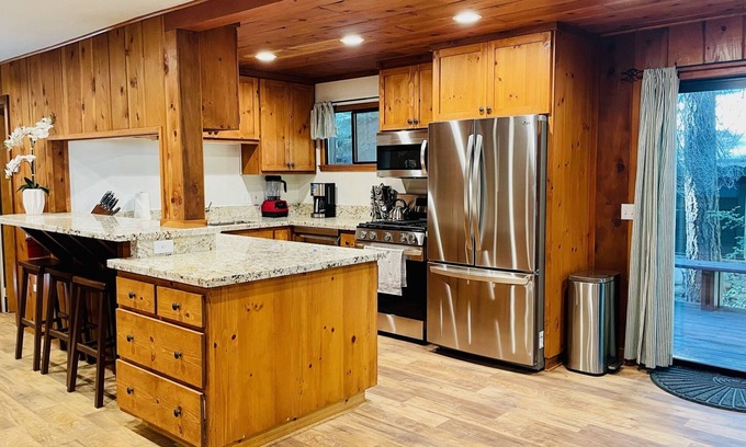 Donner Lake Woods House | Lazy Bear Bungalow Pet Friendly Lake Escape