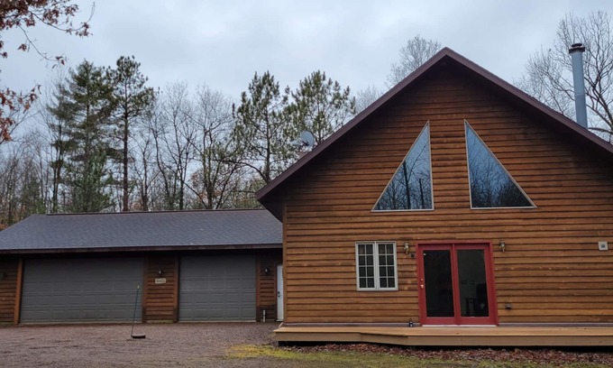 Merrillan Cabin | Lazy Bear Lodge family- friendly cabin near Lake Arbutus & Hatfield