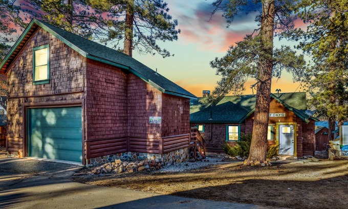 Patton Ski Chalet | Lazy Days- Lakefront Village Retreat- Sun Deck
