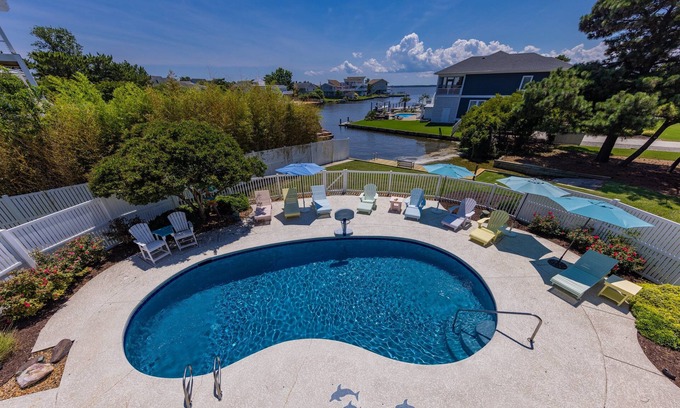 Sandbridge House | Lazy Daze - 7 bedroom with swimming pool and dock on the bay