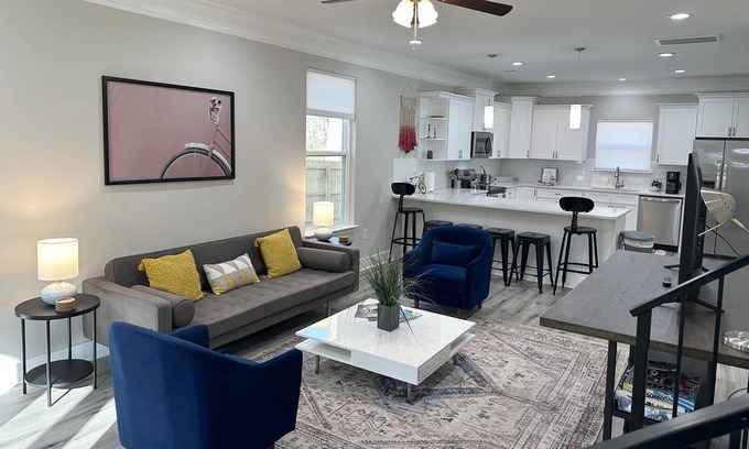 Paw Creek House | Lazy Deer Lodge - 10 Min. to US Whitewater Center & Uptown - BBQ - Fire pit - Garage - Fenced - Pets