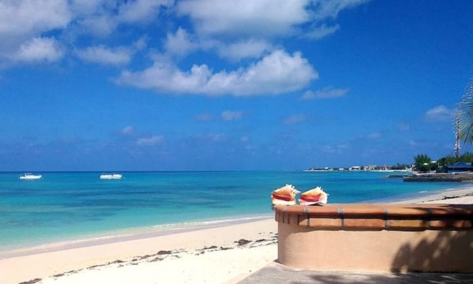 Cockburn Town House | Lazy lobster - Grand Turk B&B - Cozy balcony room with 2 queens beds