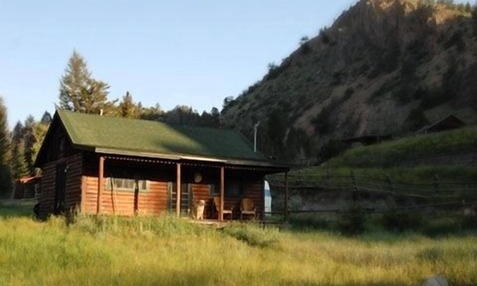 Gardiner Cabin | Lazy M Mountain Cabin- A Cozy Mountain Getaway. No Cleaning Fee