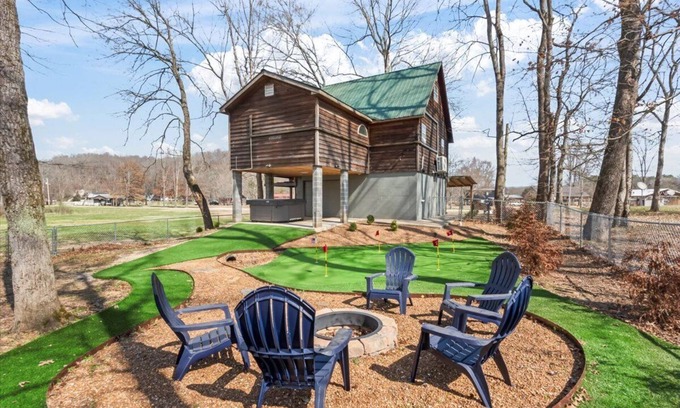 Florence Cabin | Lazy River Lodge -sleeps 7, hot tub, putting green, and shared boat slip