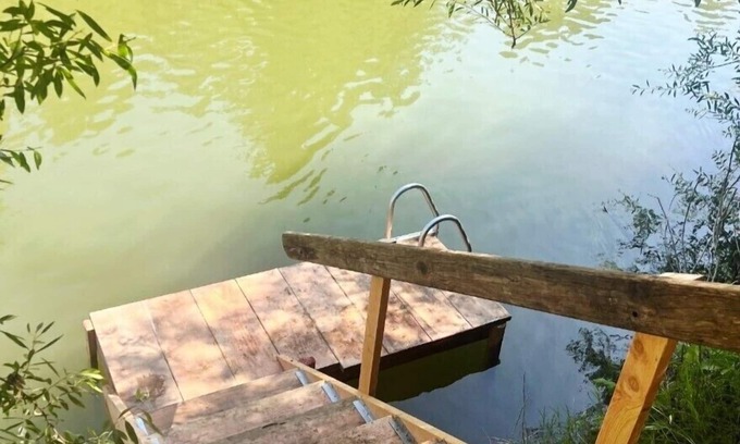 Guerneville Cabin | Lazy RiverLodge: Dock & Decks! FUN Family Cabin on River! GmRm/WiFi/HotTub!