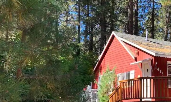 Wrightwood Cottage | LC · Fire pit/Fireplace/3 blks2Village/Pet-kid friendly