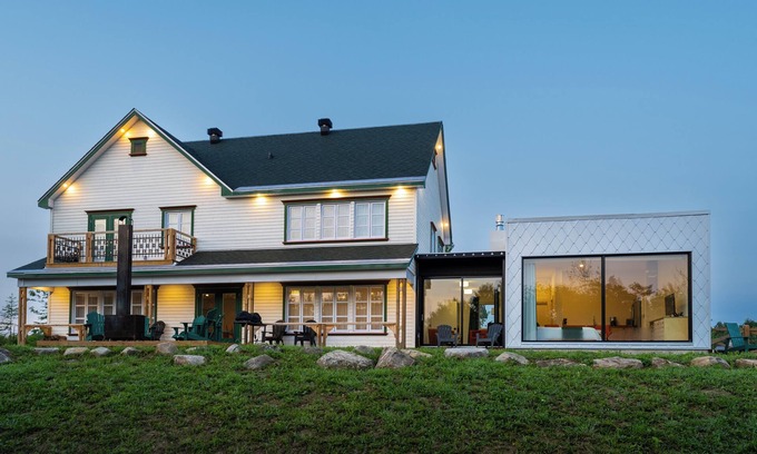 Mauricie House | Le Baluchon Eco-Retreat | 6 Queens + 1 King | Saint-Paulin Getaway