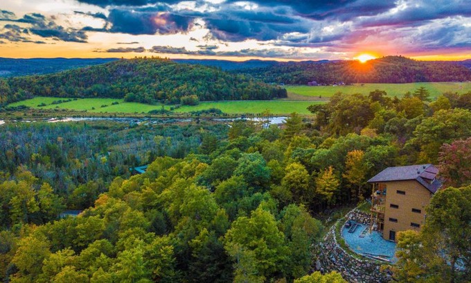 Les Collines-de-l'Outaouais Regional County Municipality Bed & Breakfast | Le Bellevue Modern Lodge