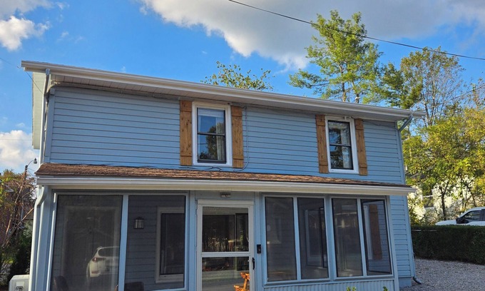 Hendersonville House | Le Blue: Walking distance to downtown Hendersonville, with private sauna!