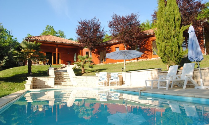 Lachapelle-Auzac House | Le Bouyssonnet, home with large fenced garden and private swimming pool
