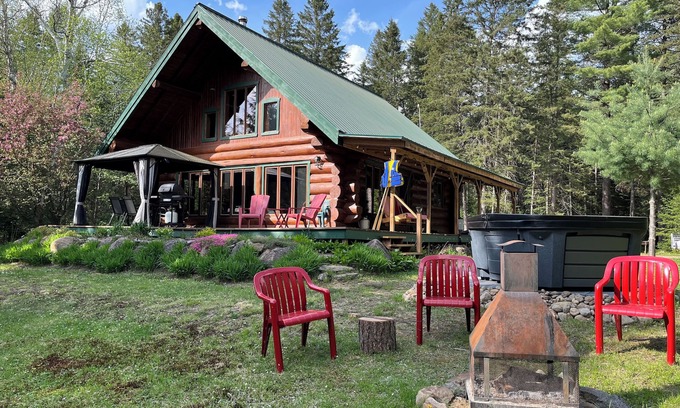 Mauricie Cabin | Le Caché: intimate log cabin, spa and waterfront (kayaks)