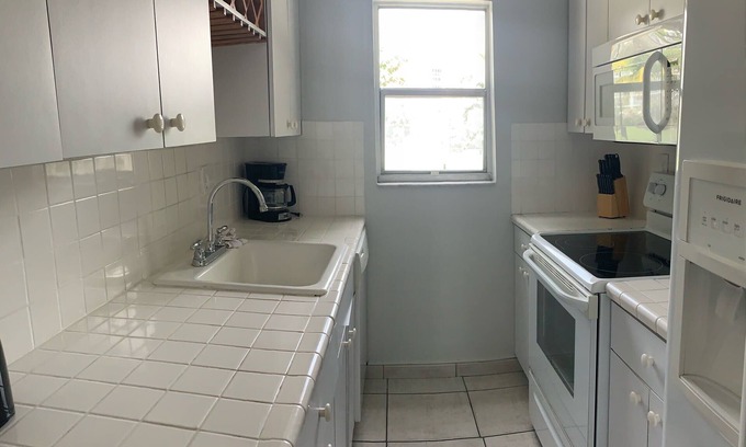 Sunny Isles Beach Condo | Le Cartier 207 (STR-02440)