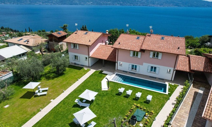Pulciano Villa | Le Casette - Gargnà with pool and lake view