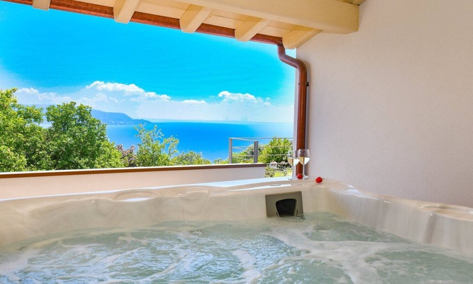 Pulciano Villa | Le Casette - Leccino with lake view, pool and private Jacuzzi