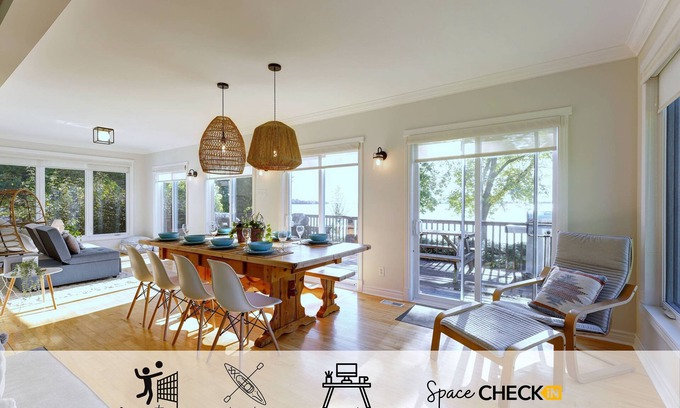 South Glengarry Ski Chalet | Le Castel ♥ Lake Front ☼ Fireplace & Kayaks
