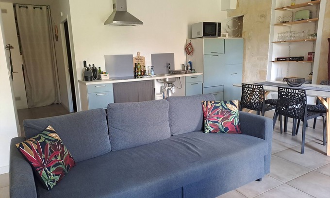 Sadirac Apartment | Le Chai, charming cottage with lake view