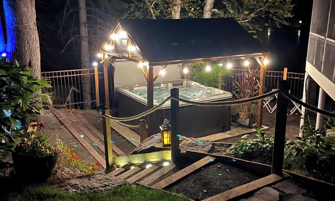 Mauricie Ski Chalet | Le chalet du bonheur is right on the lake, ideal for families.