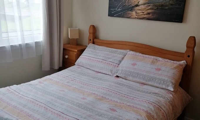 Stackpole House | 'Le Chalet' 2 bedroom sleeps 5 short walk to beach