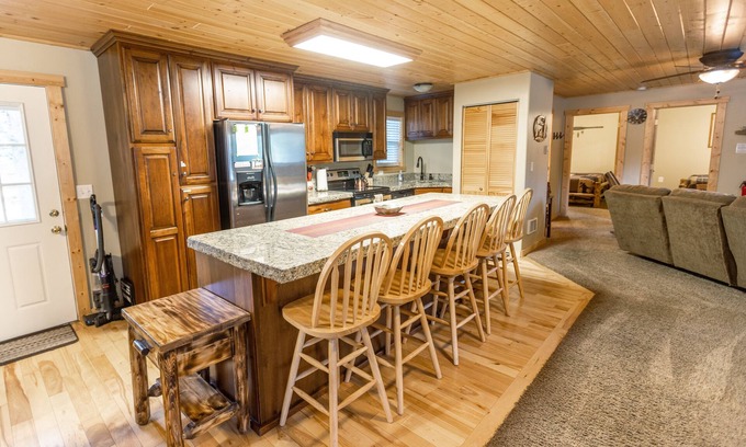 Island Park Cabin | Le Chalet at Mack's Inn CLOSE TO YELLOWSTONE 里黄石公园很近；我说中文！