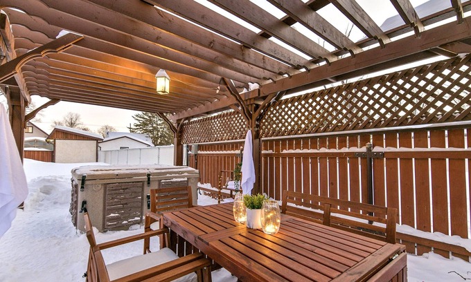 Winnipeg Ski Chalet | Le Chalet: Stylish 4bdrm Getaway w/ Hot Tub, Pool
