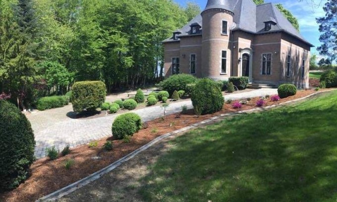 Montigny-le-Tilleul Bed & Breakfast | Le Chateau des Eglantines