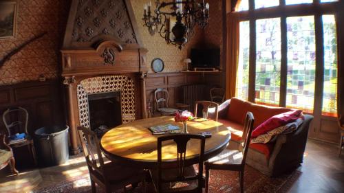 Villaines-la-Juhel Bed & Breakfast | Le Chateau du grand Coudray