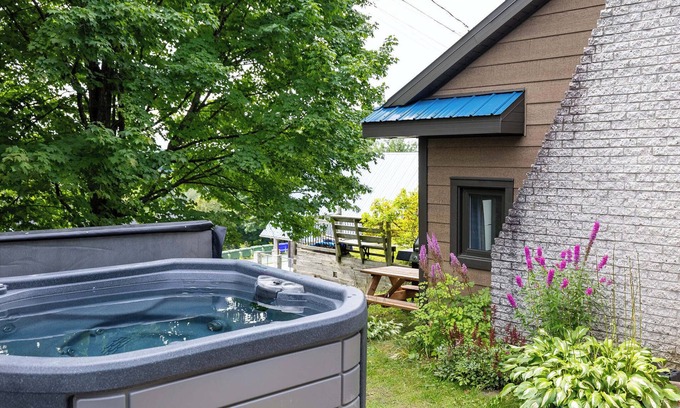 Lac-Etchemin Ski Chalet | Le Chic Alpin Ski in/Ski out for 8 people